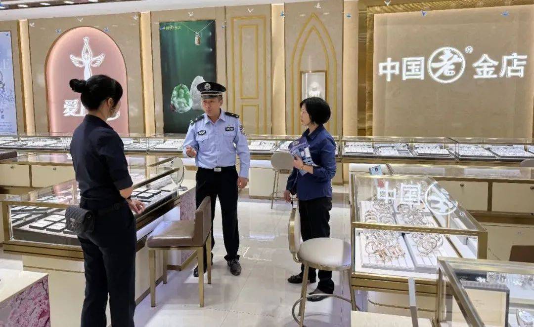 柳州女子到柳南万达买3万元黄金<strong></p>
<p>哥伦虚拟币</strong>,不挑款不问价,店员吓到报警!