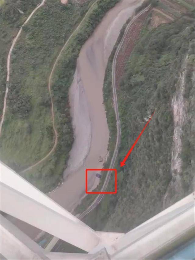 视频疯传!外国男子云南跳伞开伞失败<strong></p>
<p>虚拟币人民</strong>,急速坠落?景区澄清:视频不完整,开伞成功了