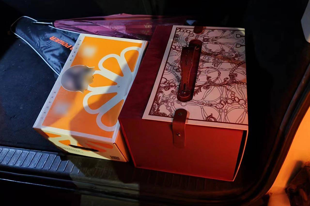 热水壶和“喜糖”里藏着大把现金<strong></p>
<p>虚拟币换汇</strong>,浙江多地已发生,警方提醒:司机请警惕