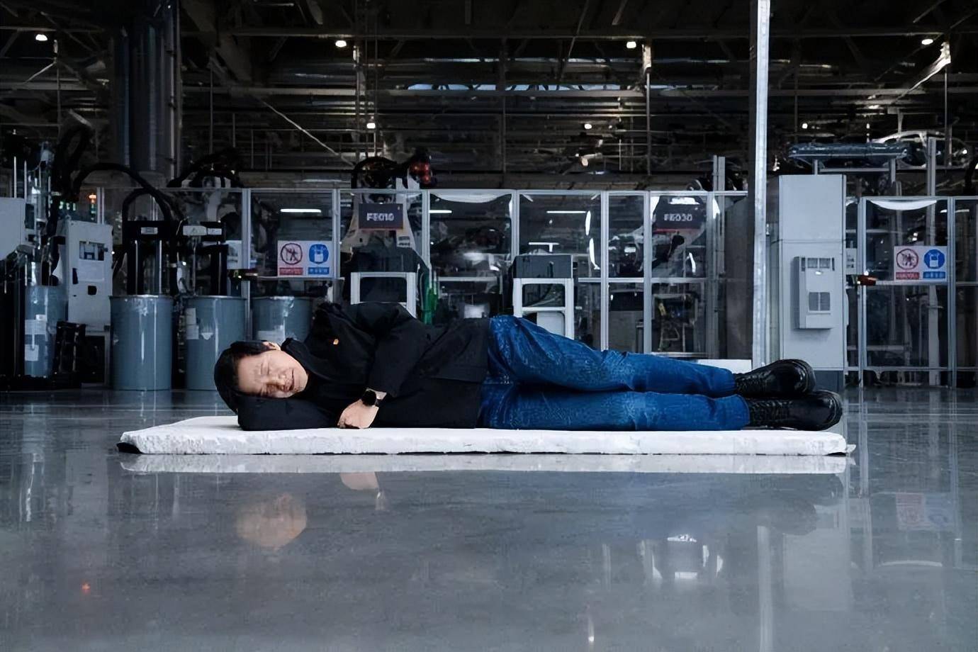 雷军称小米SU7已生产10万台<strong></p>
<p>澳波虚拟币</strong>,晒躺在车间地板睡觉照片,回应“到工厂拧螺丝”:我常去