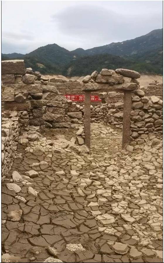水库枯竭后惊现“古村落遗址”?当地回应:危险<strong></p>
<p>澳波虚拟币</strong>!别去!