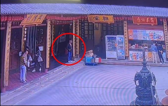 自制缠满双面胶的铁片<strong></p>
<p>马币虚拟</strong>,男子在寺庙内盗窃功德箱被行拘