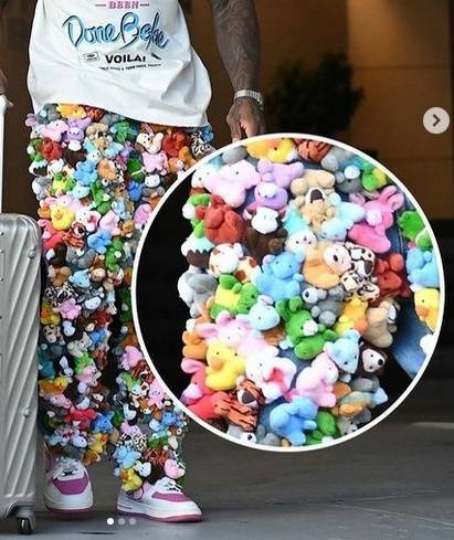 “打破时尚常规”<strong></p>
<p>马币虚拟</strong>，美国一男子将200多个毛绒玩具缝在牛仔裤上