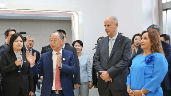 中方专机连夜起飞，赶在拜登卸任之前，带400人闪现美国大后方