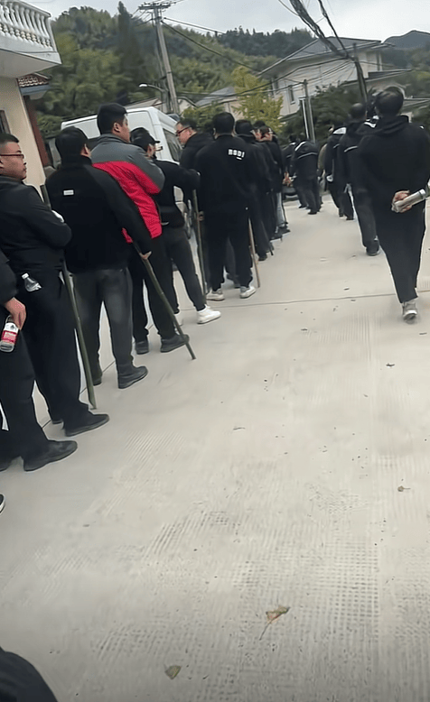 浙江诸暨重大刑案54岁徐一平在逃<strong></p>
<p>虚拟币小伙</strong>,警方悬赏3万追凶!村民:他杀妻并碎尸