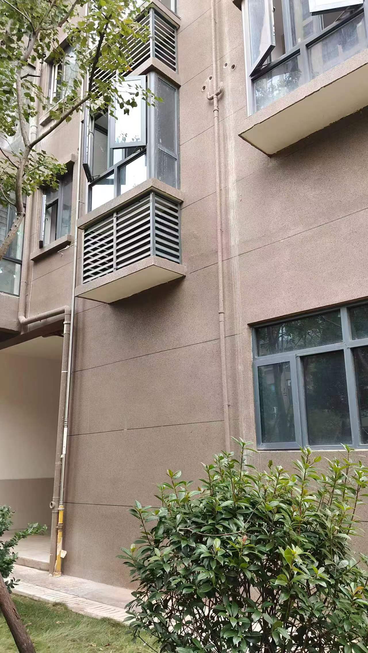 空调机位被楼下邻居占用<strong></p>
<p>虚拟币棋派</strong>,娄底女业主无法入住起诉索赔11万!邻居:我的也被占了