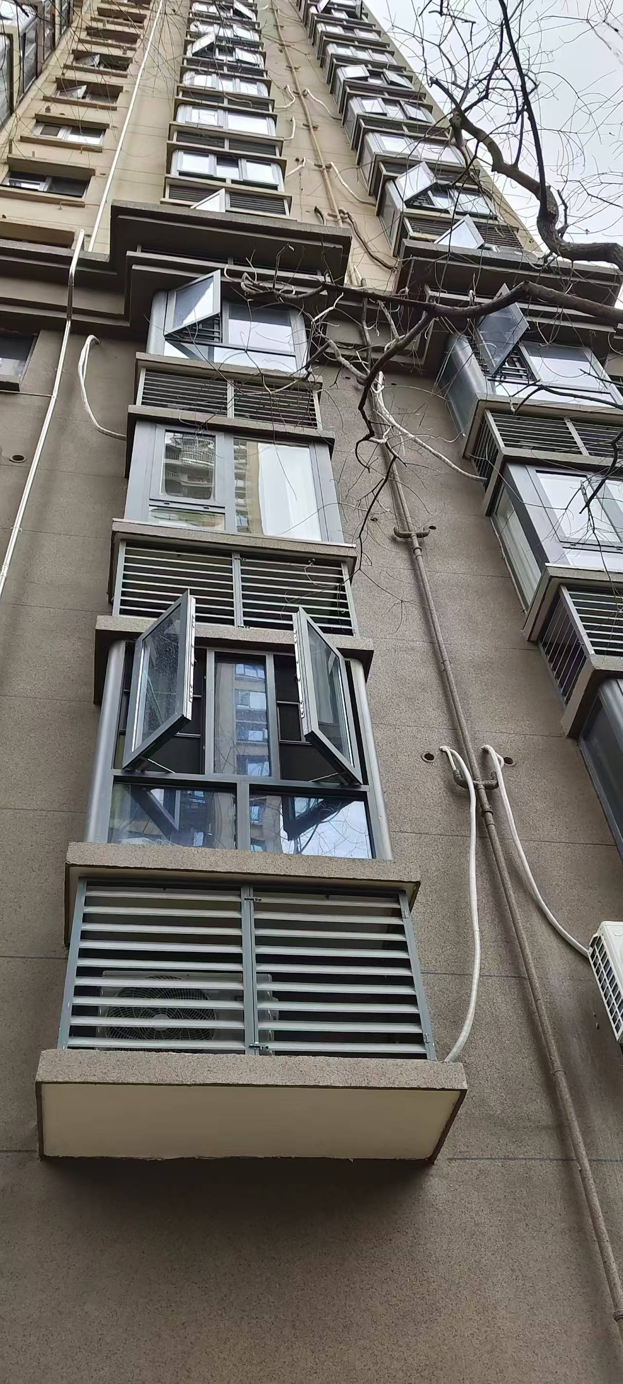 空调机位被楼下邻居占用<strong></p>
<p>虚拟币棋派</strong>,娄底女业主无法入住起诉索赔11万!邻居:我的也被占了