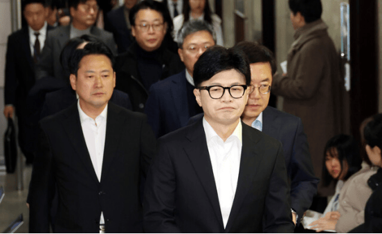 最新！韩媒：韩执政党代表要求尹锡悦退党、总统府官员和国防部长官全体辞职