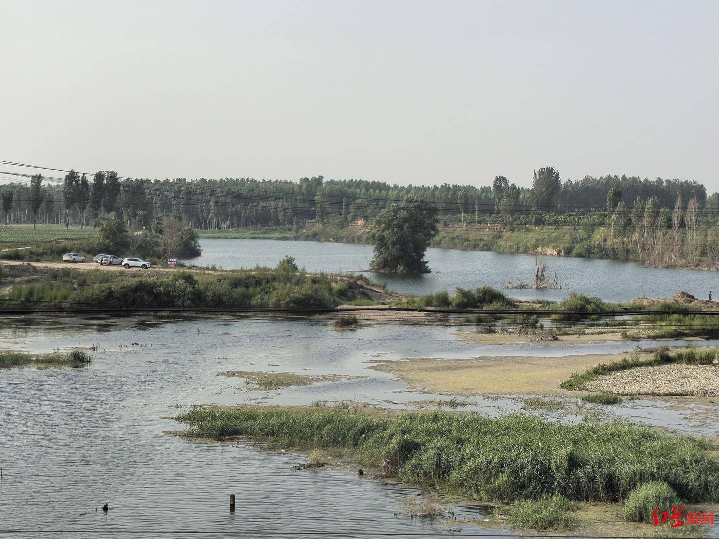 一家六口去年被洪水冲走，一救援队队长收15万元帮寻人后却“消失”