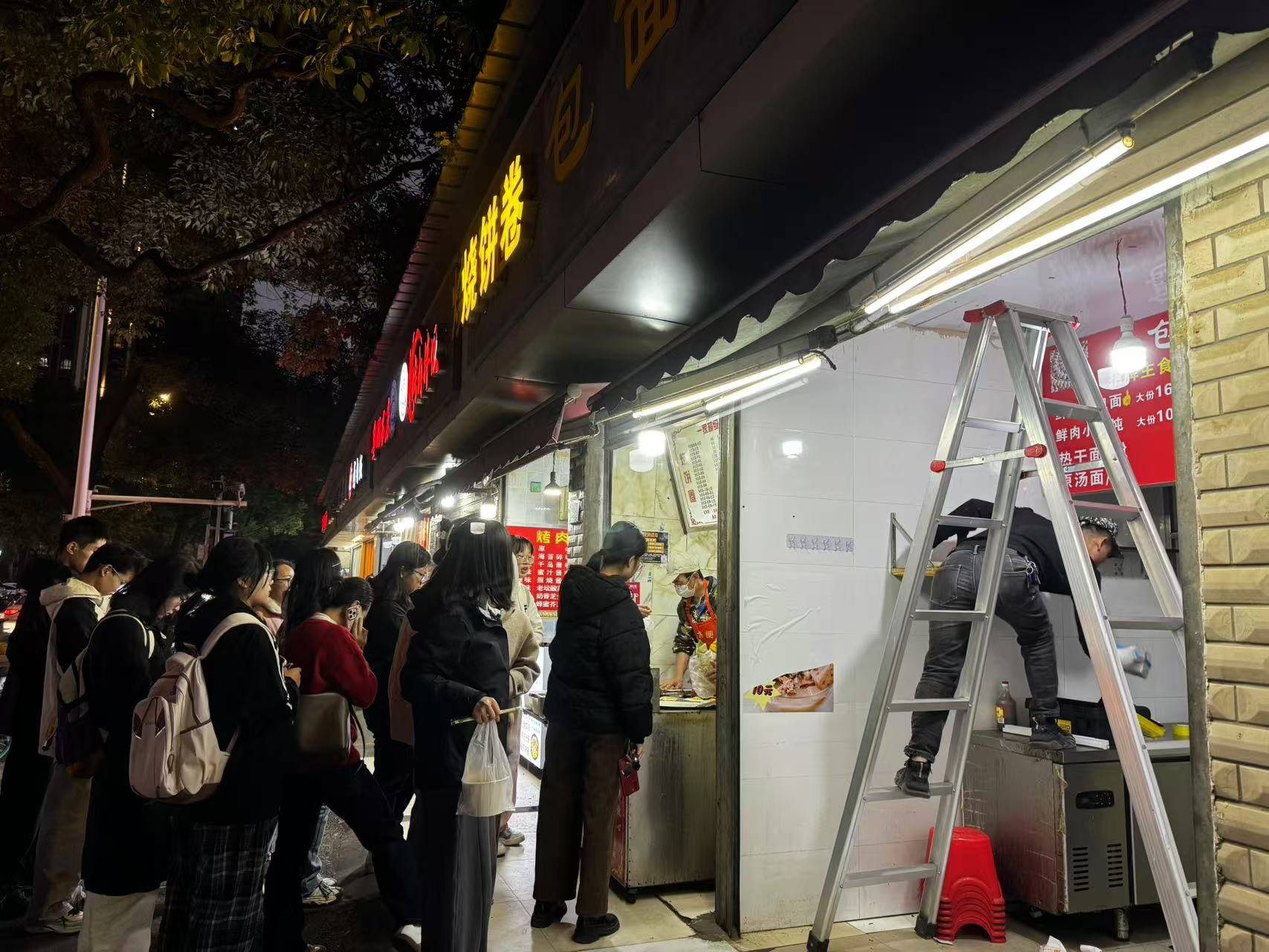 小伙租下门面后问路人“该干点啥好”<strong></p>
<p>虚拟币寸头</strong>,收获上百条留言,最后决定做红油包子