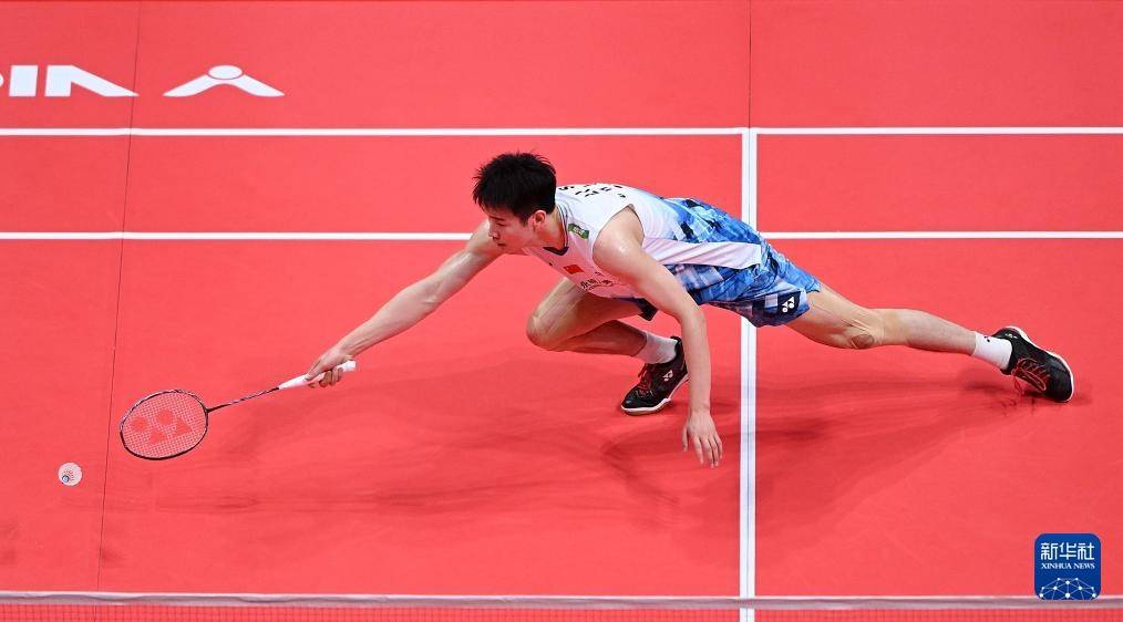 羽毛球世巡赛总决赛:李诗沣胜周天成