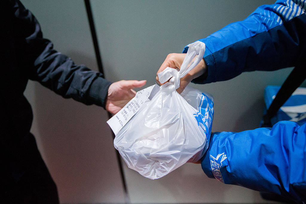 二孩妈妈四线小城送外卖<strong></p>
<p>jb虚拟币</strong>,一天跑9小时算是打零工