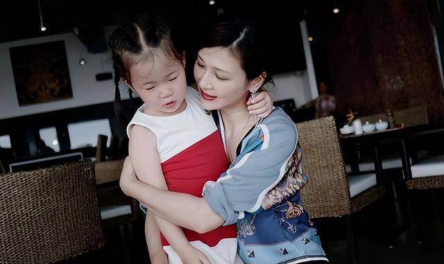 富商周旭辉<strong></p>
<p>到币虚拟币</strong>,44岁娶小12岁女星童蕾,获刑3年后,妻女过得如何?