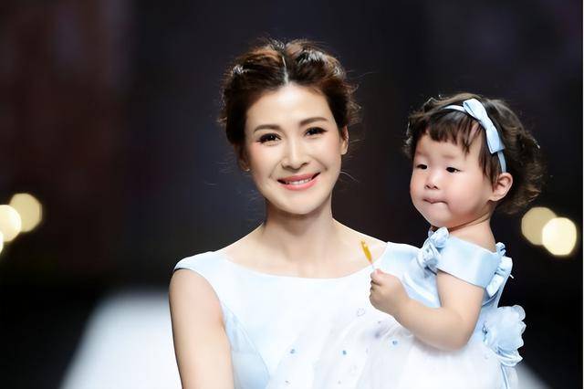 富商周旭辉<strong></p>
<p>到币虚拟币</strong>,44岁娶小12岁女星童蕾,获刑3年后,妻女过得如何?