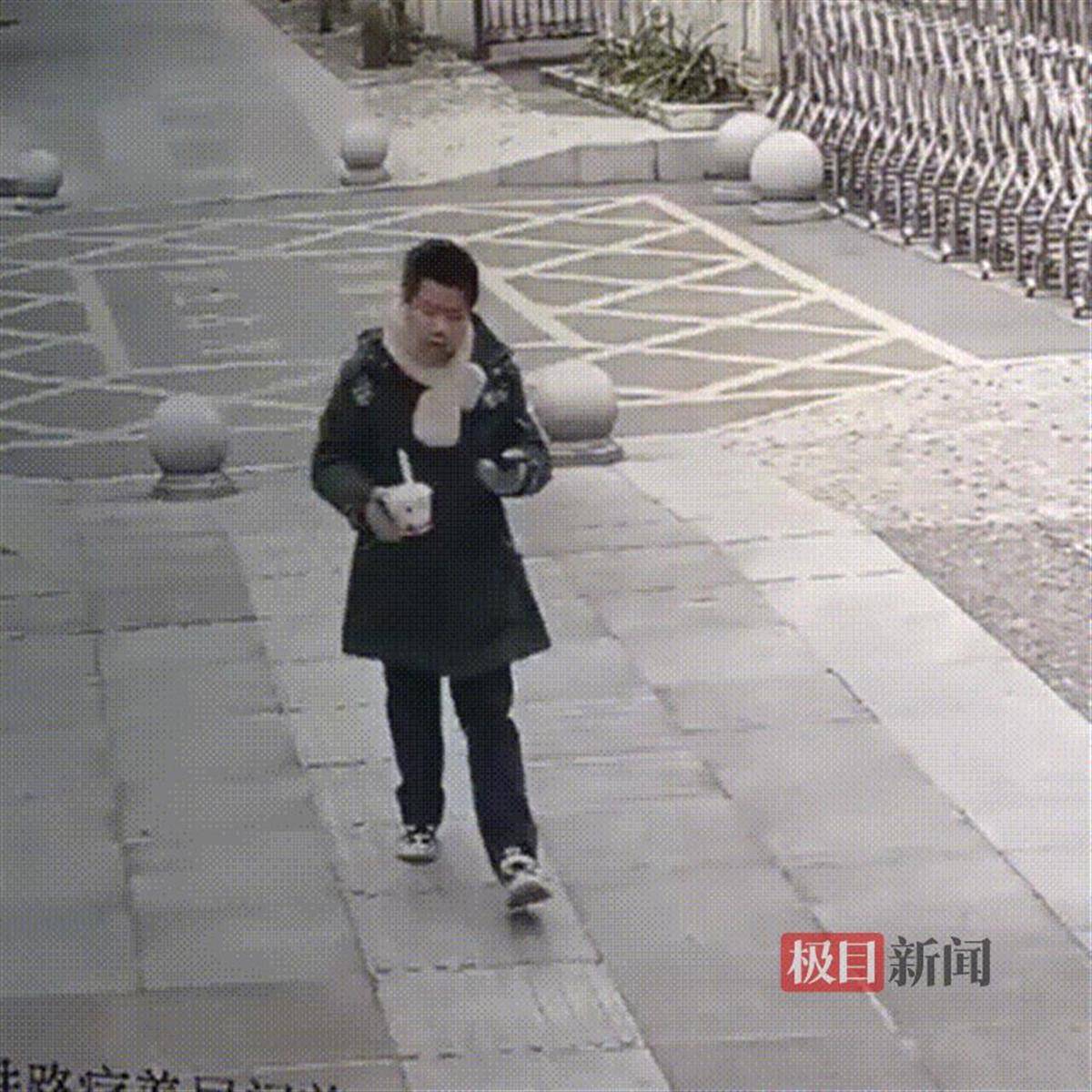 湖北咸宁一学生放学路上捡到手机交给警方<strong></p>
<p>虚拟币付款</strong>，民警和失主进校给他送“大礼包”