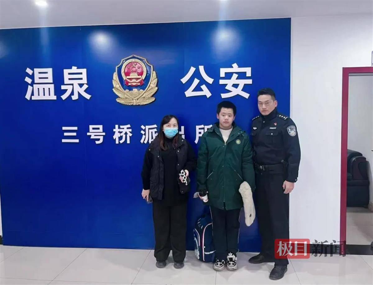 湖北咸宁一学生放学路上捡到手机交给警方<strong></p>
<p>虚拟币付款</strong>，民警和失主进校给他送“大礼包”