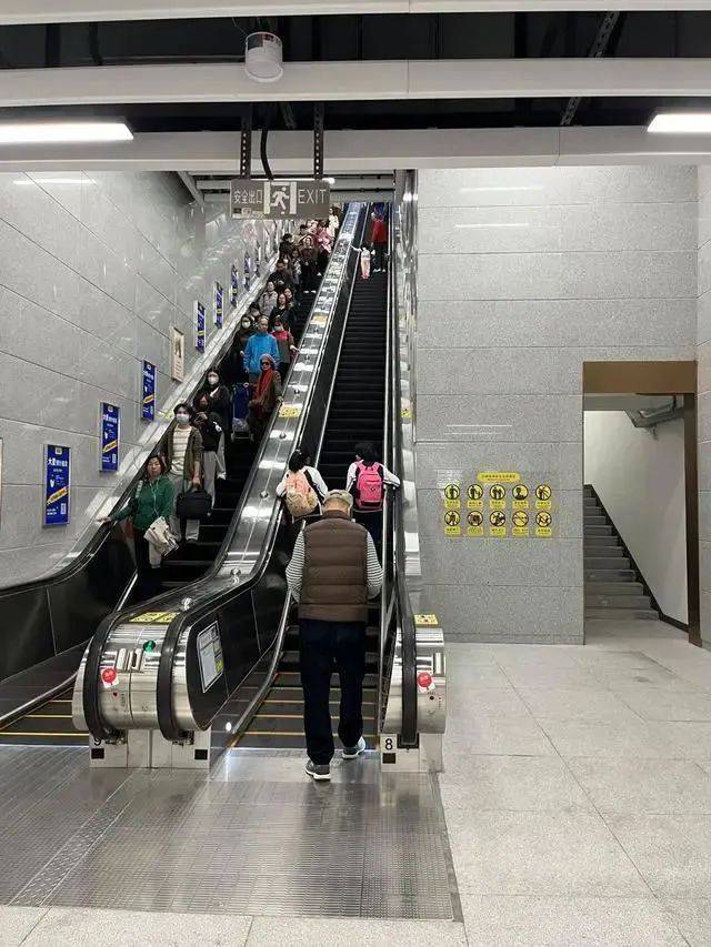 广州出现“超迷你”地铁口<strong></p>
<p>虚拟币付款</strong>,仅容两人并排走