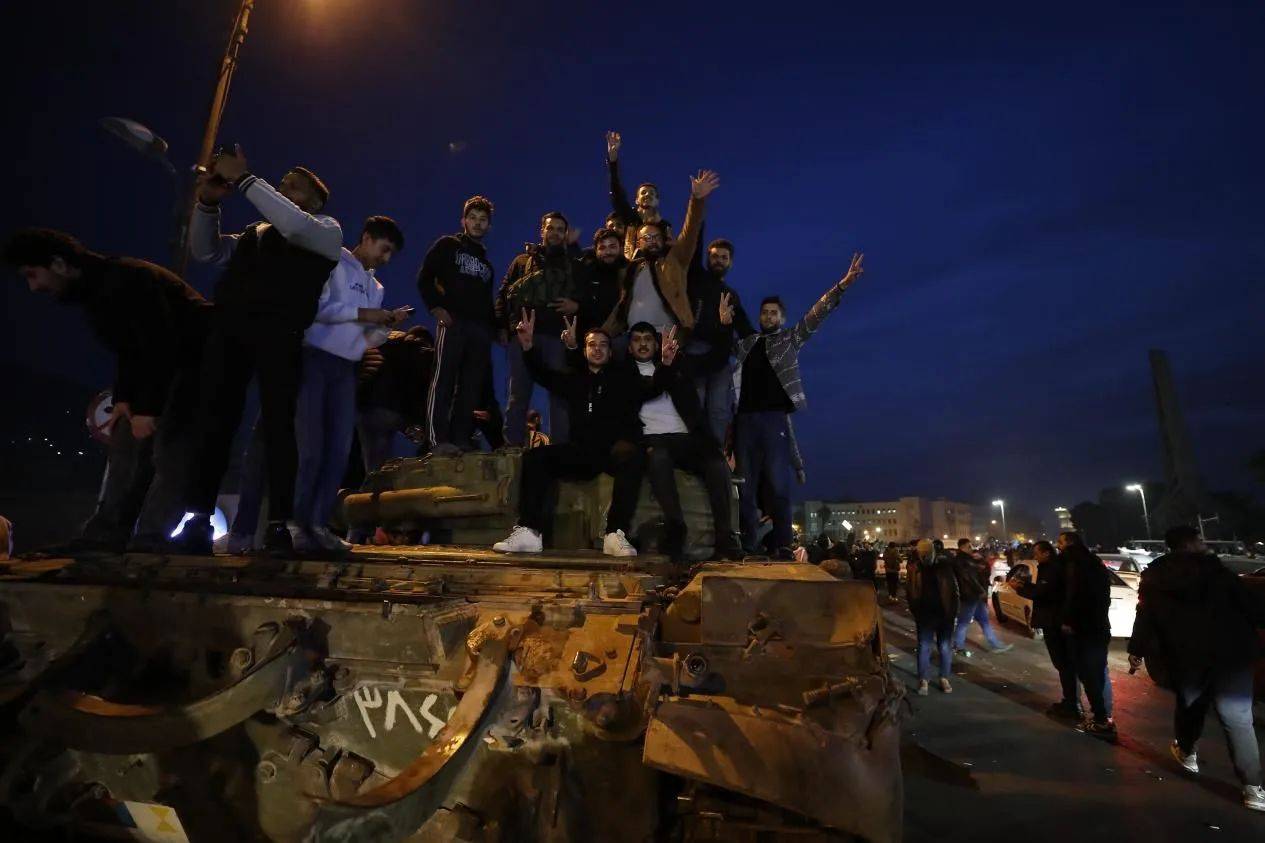 阿萨德残存势力反攻?叙利亚多地爆发示威<strong></p>
<p>欧尼虚拟币</strong>,新当局逮捕行动遭伏击