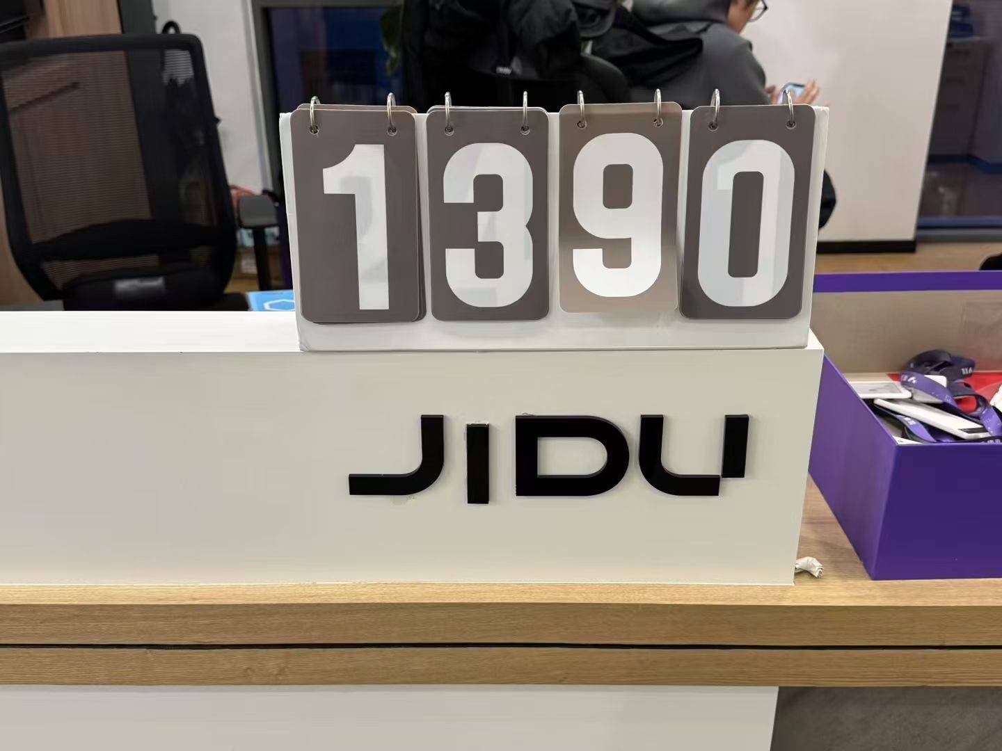 极越闪崩后 有员工庆幸比其<strong></p>
<p>欧尼虚拟币</strong>他车企倒得快