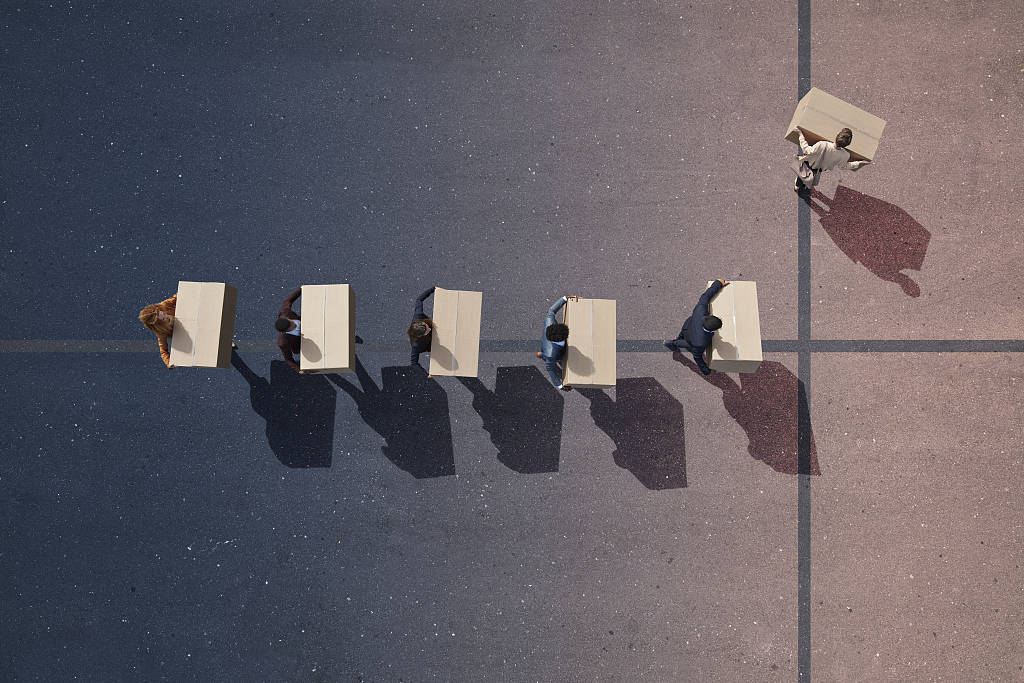 极越闪崩后 有员工庆幸比其<strong></p>
<p>欧尼虚拟币</strong>他车企倒得快