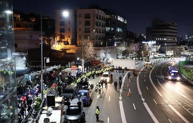 尹锡悦命运迎来转折？11000人聚集总统官邸外<strong></p>
<p>虚拟币老板</strong>，在野党棋差一招