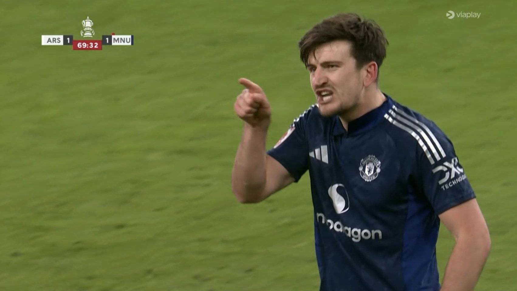 暴怒马奎尔怒斥哈弗茨和裁判<strong></p>
<p>sn虚拟币</strong>，拉都拉不住最后无奈地笑了