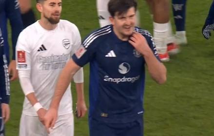 暴怒马奎尔怒斥哈弗茨和裁判<strong></p>
<p>sn虚拟币</strong>，拉都拉不住最后无奈地笑了