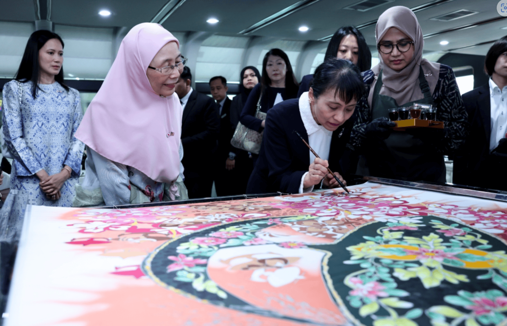 日本“第一夫人”外交首秀引关注:比丈夫人气更高<strong></p>
<p>虚拟币om</strong>,在大学校园一见钟情