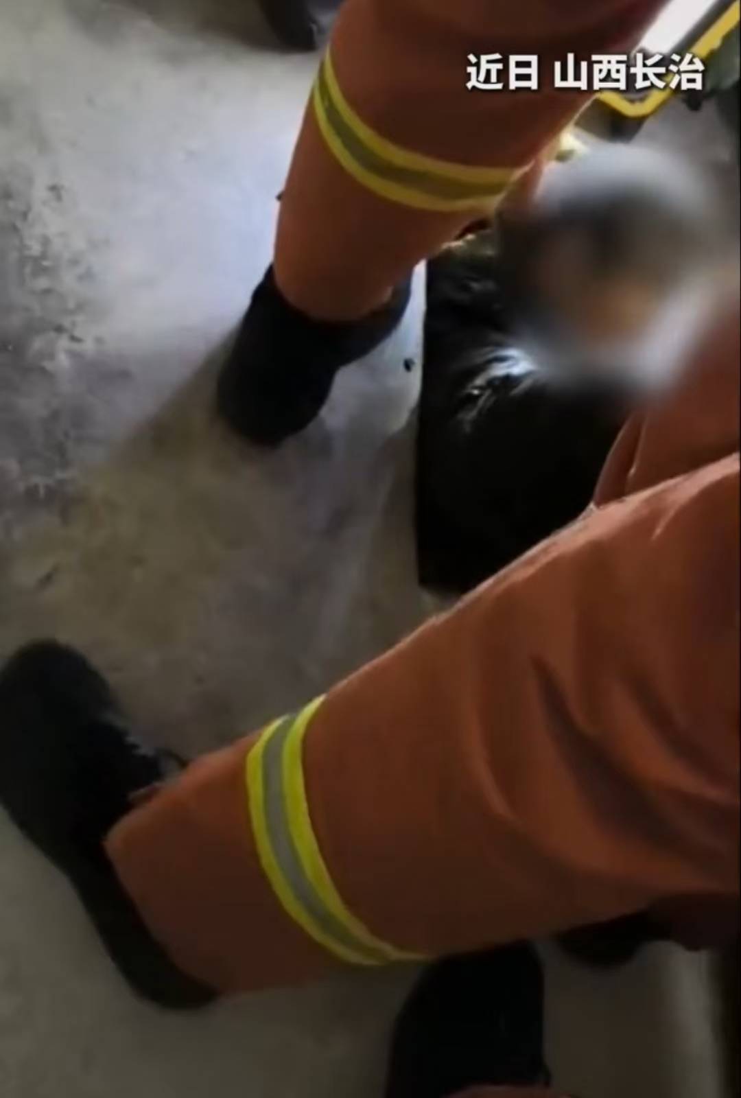 怕什么来什么!山西长治一女子掉进旱厕<strong></p>
<p>虚拟币中心</strong>,消防员下到厕坑里救出