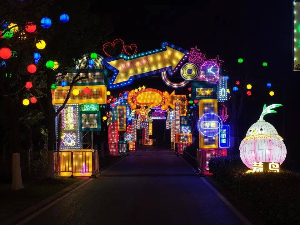 武汉一景区的“蒜鸟灯”走红<strong></p>
<p>虚拟币中心</strong>，还有“武汉话段位”