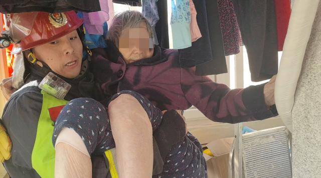 惊险！北京西城一93岁老奶奶<strong></p>
<p>虚拟币追查</strong>，卡在防盗窗里摇摇欲坠……