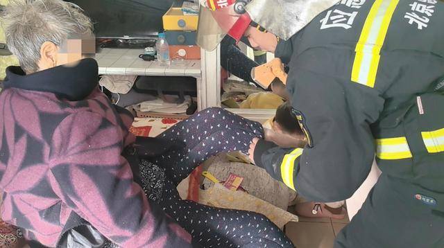 惊险！北京西城一93岁老奶奶<strong></p>
<p>虚拟币追查</strong>，卡在防盗窗里摇摇欲坠……