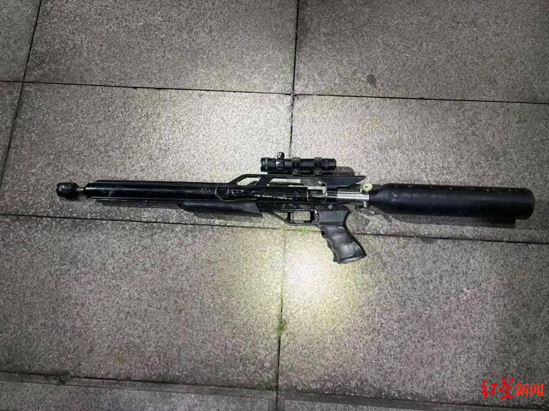 男子车内放疑似枪支遇检查强行冲卡致一辅警被拖行受伤<strong></p>
<p>虚拟币追查</strong>,已被抓获!“枪支”正在鉴定