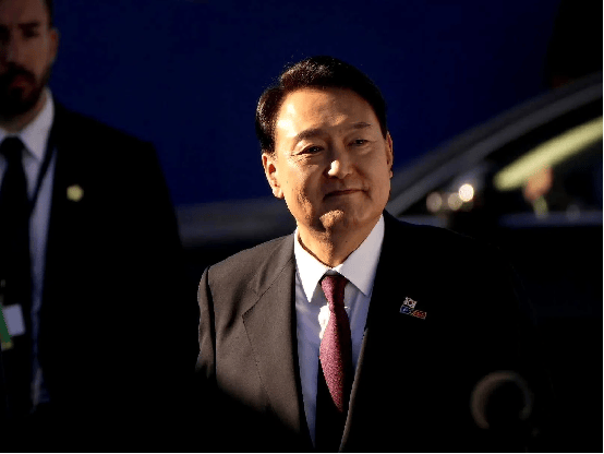 韩国政坛巨震！尹锡悦深陷囹圄，李在明危在旦夕，中方回了1句话