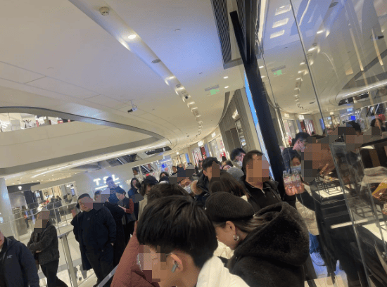 金价突破860元/克<strong></p>
<p>虚拟币出仓</strong>，有人跨城买：排了好长的队，下手晚了就抢光