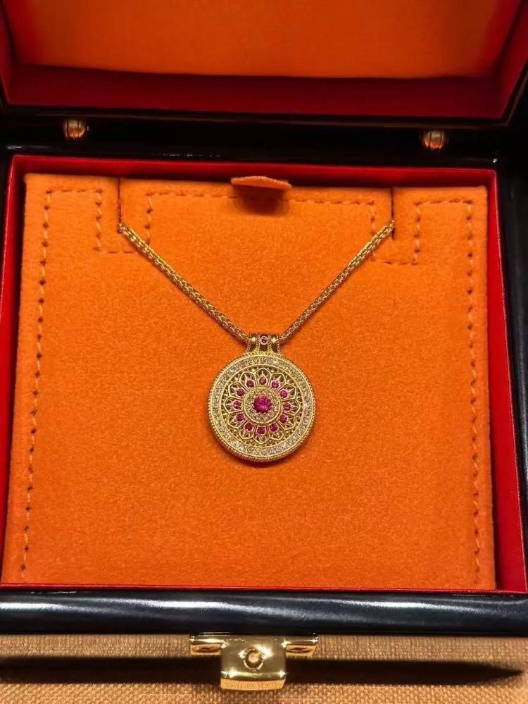 金价突破860元/克<strong></p>
<p>虚拟币出仓</strong>，有人跨城买：排了好长的队，下手晚了就抢光