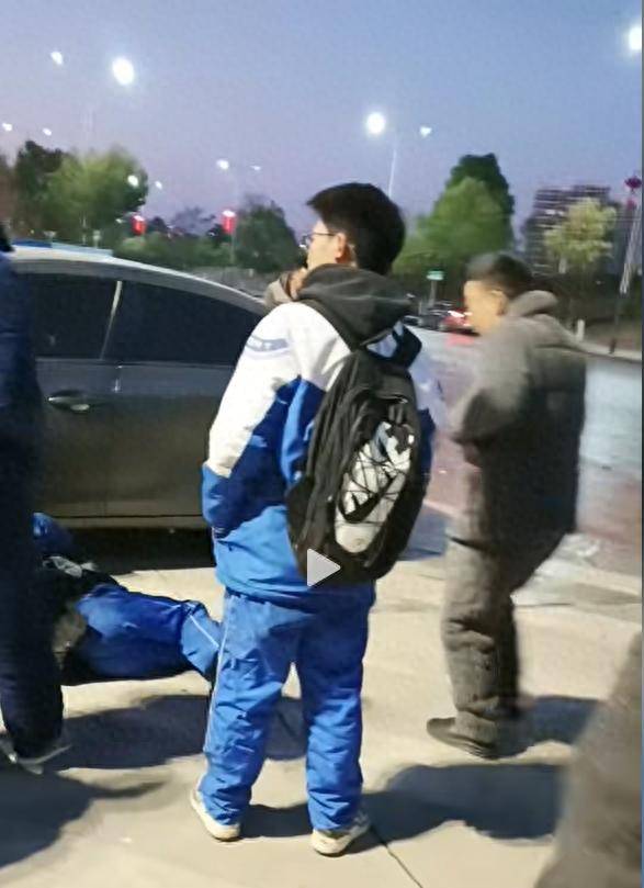 洒水车被指冷天零度以下洒水 致路面结冰酿多起事故 湖南新化回应