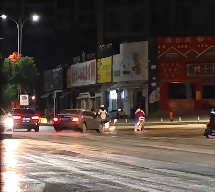 洒水车被指冷天零度以下洒水 致路面结冰酿多起事故 湖南新化回应