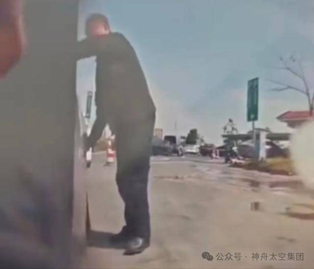 越扒越有!割胎汽修店承包全国多家高速维修站<strong></p>
<p>KU虚拟币</strong>,新胎直接被换下