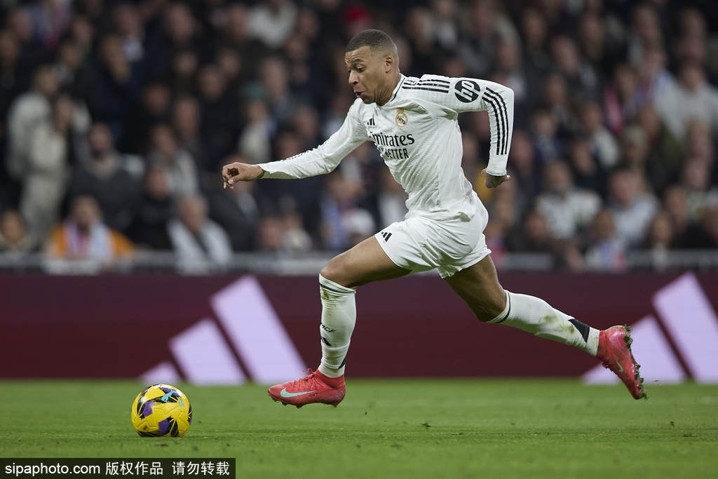 比赛日：C罗40岁后首球 利物浦遭英冠队淘汰 曼联越位半米绝杀