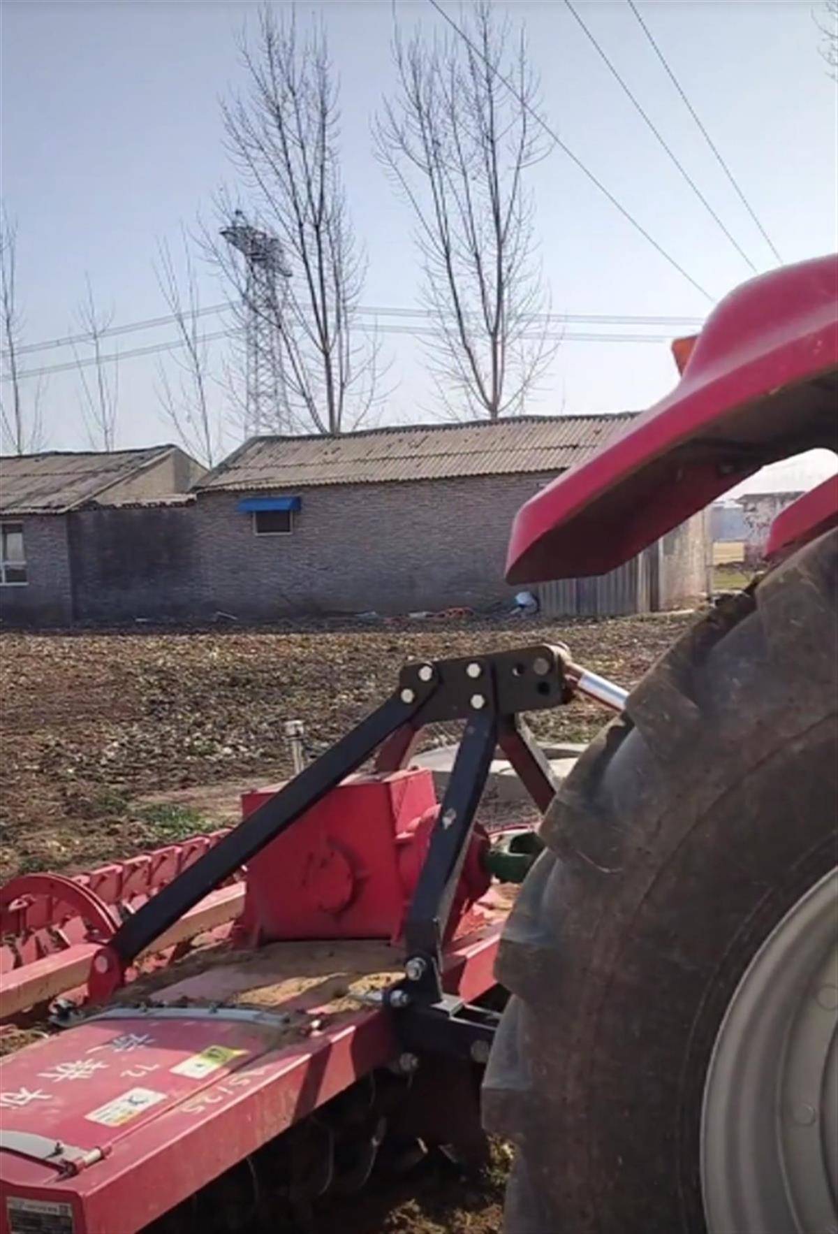 焦作20亩小麦青苗凌晨被毁<strong></p>
<p>KU虚拟币</strong>,两名肇事者丢下拖拉机逃跑,警方:案件正处理