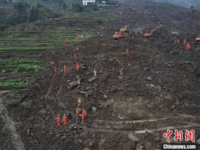 四川筠连县山体滑坡搜救持续:抢抓72小时黄金救援期
