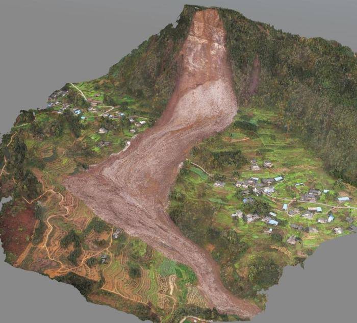 四川筠连县山体滑坡搜救持续:抢抓72小时黄金救援期