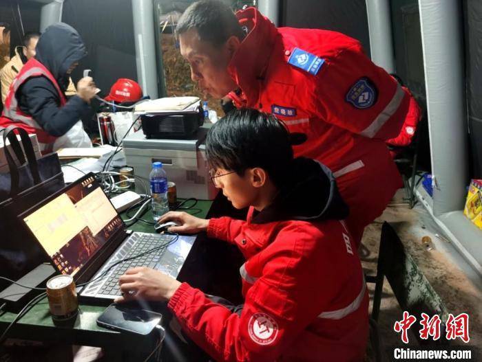 四川筠连县山体滑坡搜救持续:抢抓72小时黄金救援期