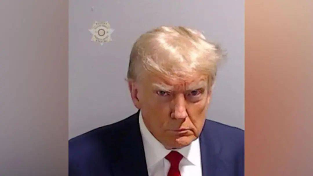 特朗普“嫌犯大头照”<strong></p>
<p>虚拟币掉币</strong>,被装裱起来挂在白宫