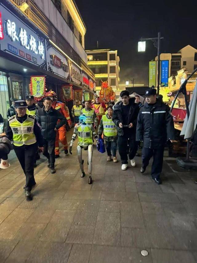 售价10万~65万<strong></p>
<p>手办虚拟币</strong>，销售一空！谁在抢购人形机器人