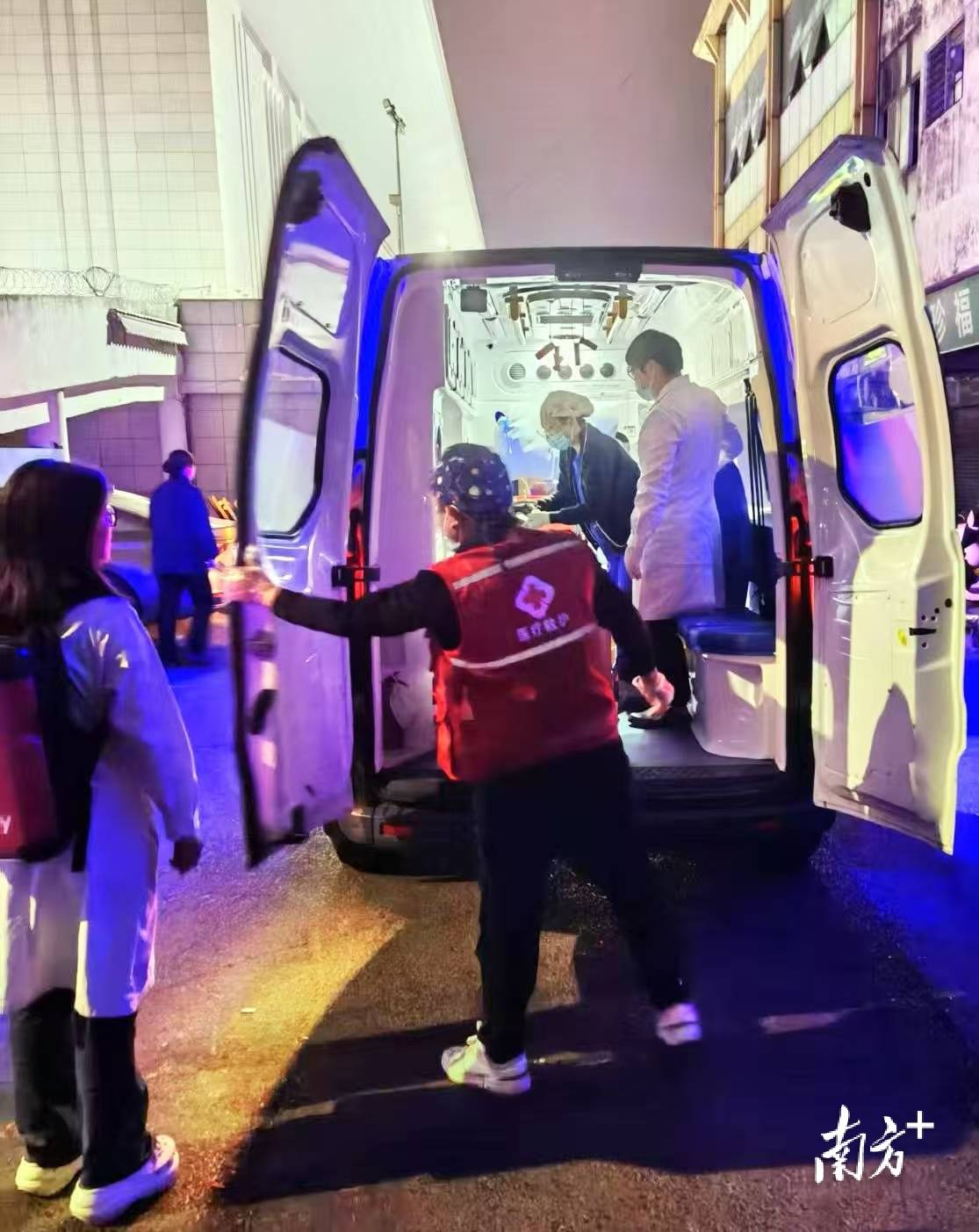 “先救命，责任我们担！”东莞东站一旅客突发心脏骤停