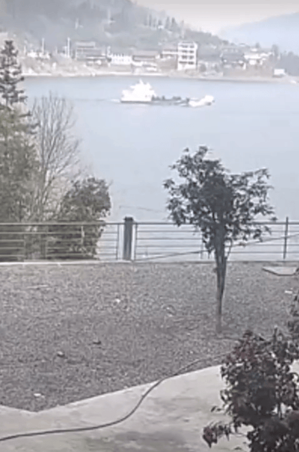 湖南两船相撞视频曝光:疑似一艘船在直行<strong></p>
<p>TN虚拟币</strong>,另一艘横穿河流