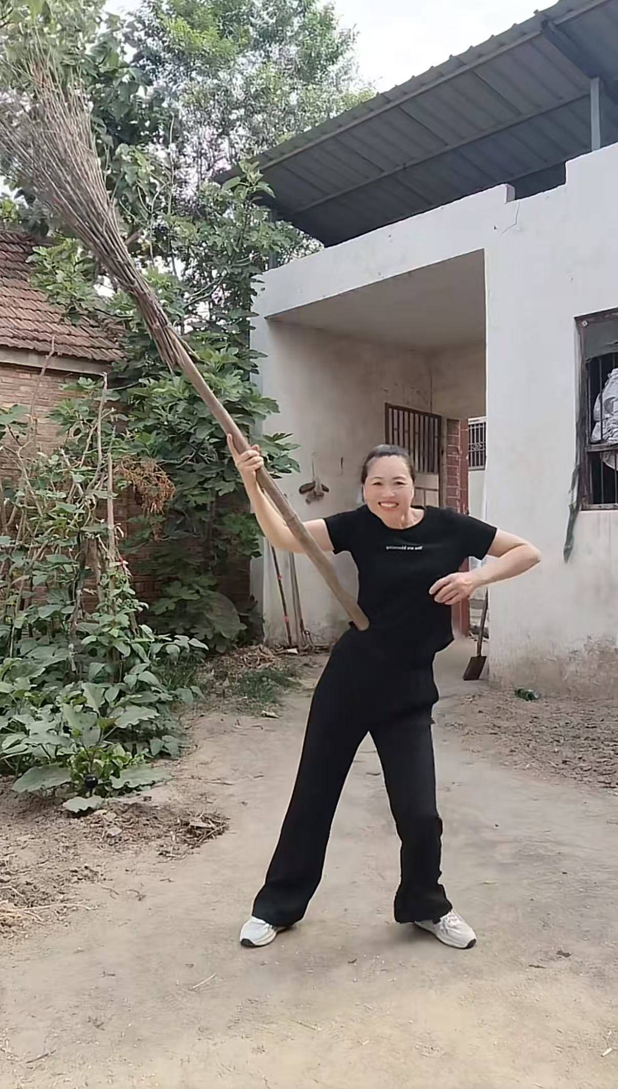 河南52岁阿姨跳“断头舞”走红：一开始是好奇<strong></p>
<p>TN虚拟币</strong>，要技巧才有感觉，真不是特效！