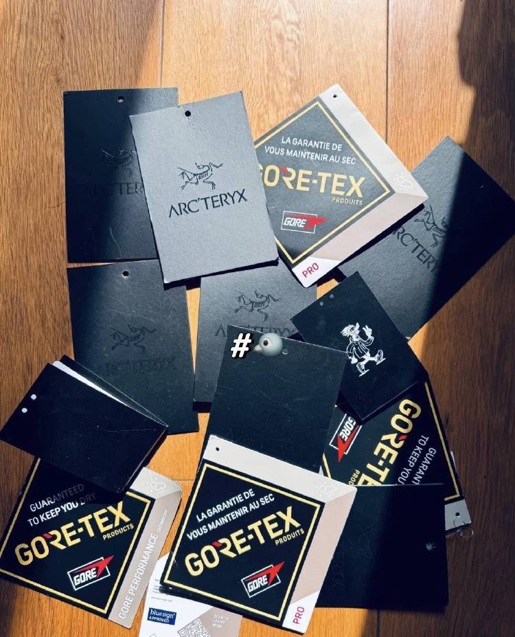 一张“鸟卡”被炒到300元，始祖鸟吊牌倒卖背后的“生意经”